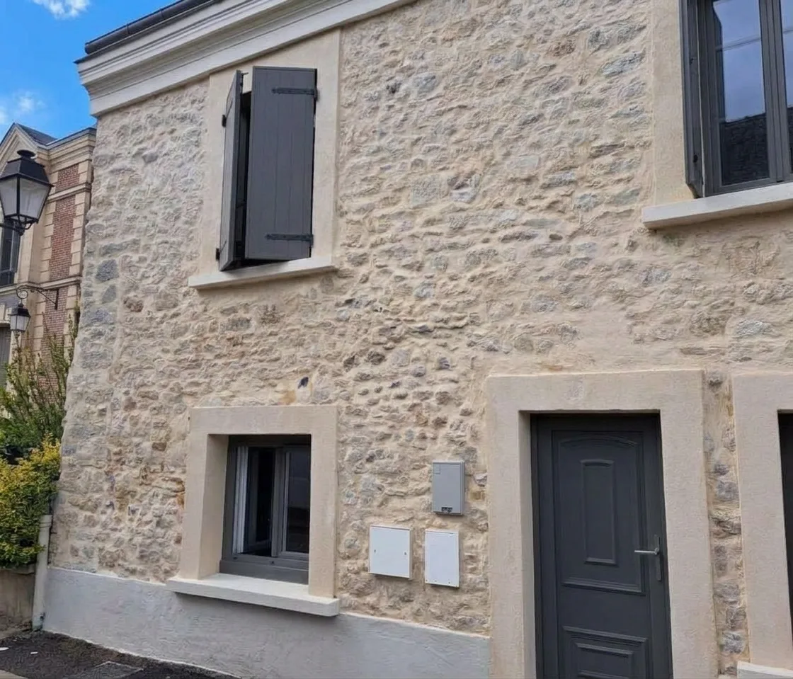 Façade en pierre restaurée par les équipes du groupe